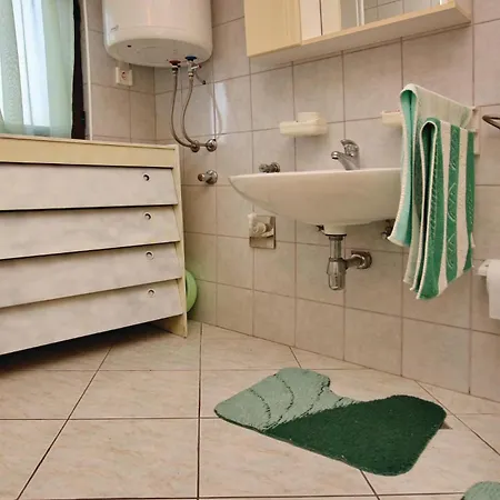 2 Bedroom Lovely In Apartment